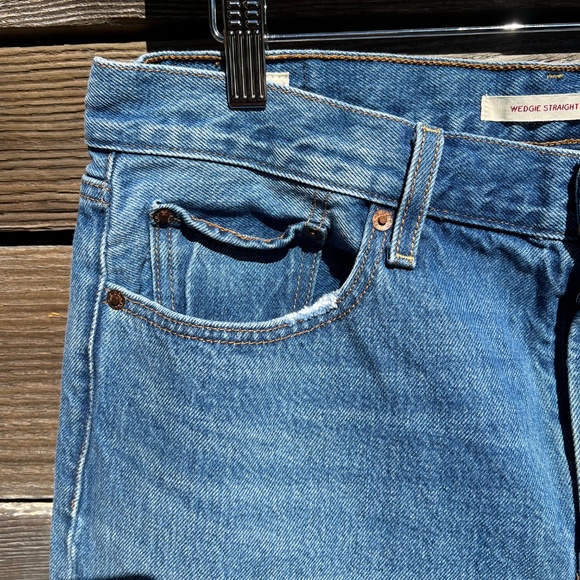 Levi’s Wedgie Straight Jean in Medium blue wash: Size W32 L25 - Picture 7 of 8